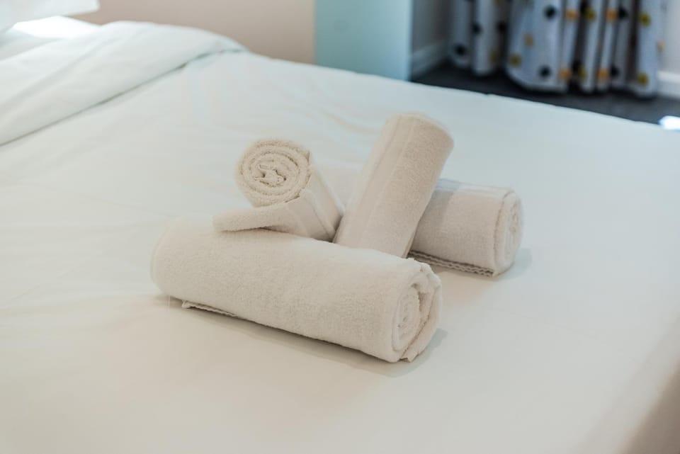 Bed, towels