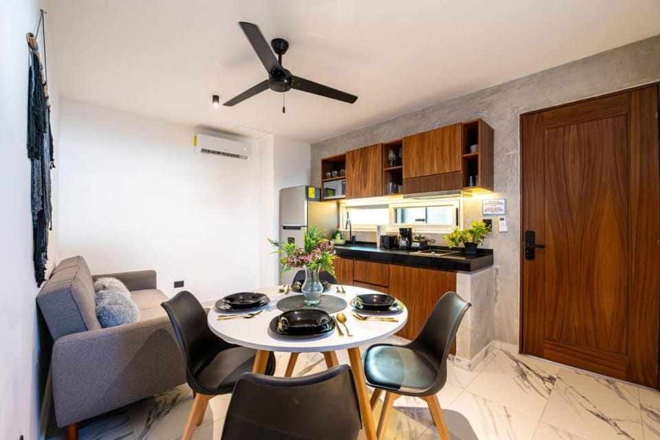 1 Bedroom Apt w Rooftop Pool Walk to Beach 5th ave House in Playa del Carmen