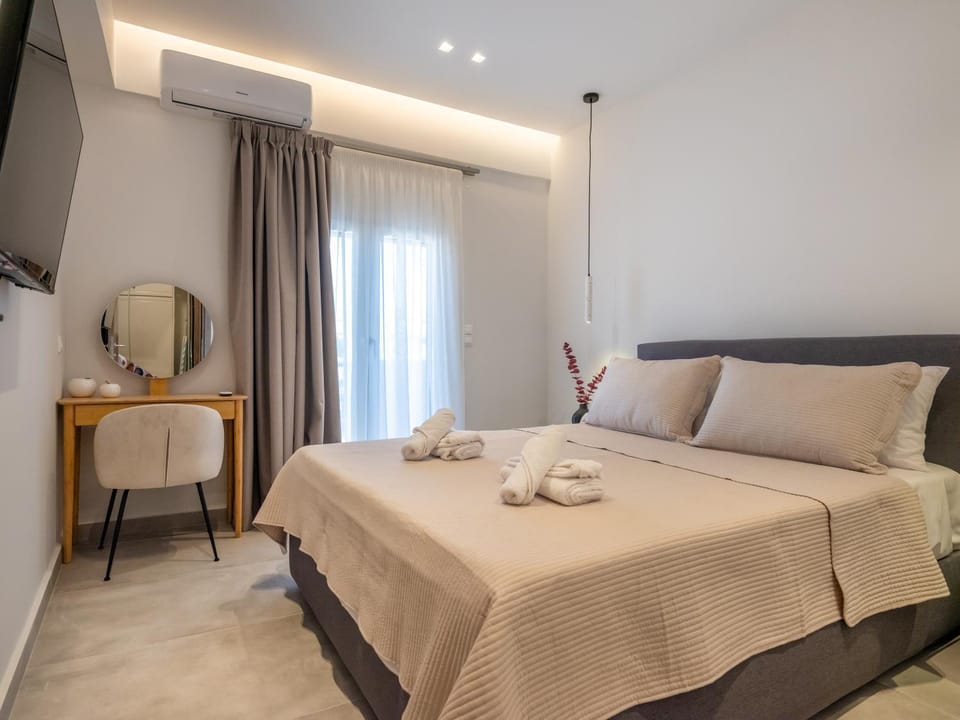 Bed, TV and multimedia, Photo of the whole room, Bedroom, towels