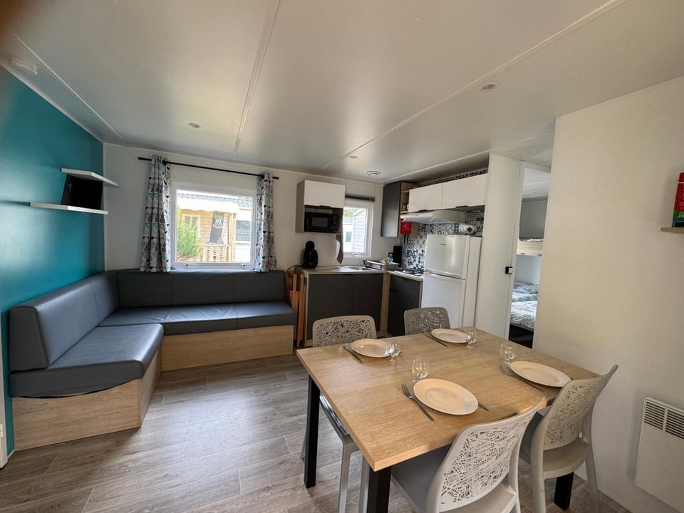Kitchen or kitchenette, Living room, Seating area, Dining area, stove