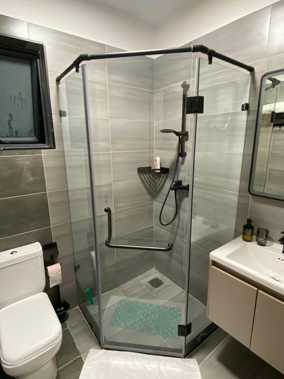 Shower, Toilet