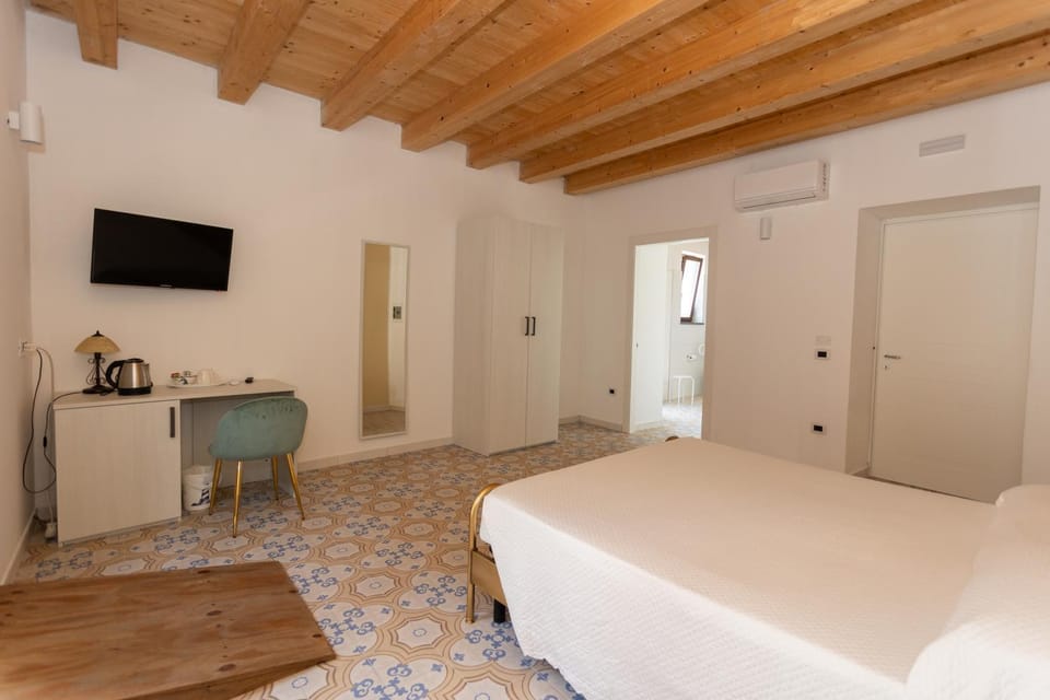 Bed, TV and multimedia, Photo of the whole room, Bedroom, wardrobe