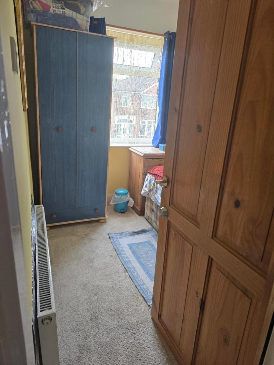 Photo of the whole room, Bedroom, wardrobe