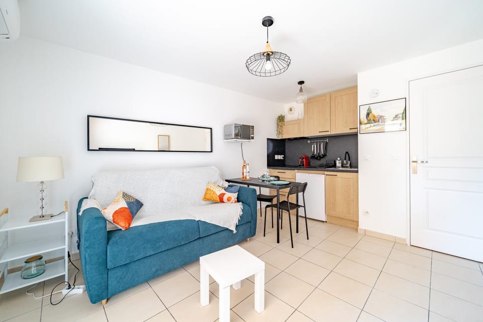 Kitchen or kitchenette, Living room, Seating area, Dining area, oven, stove