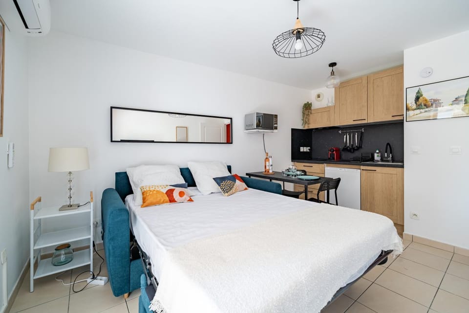 Bed, TV and multimedia, Kitchen or kitchenette, Living room, Photo of the whole room, Seating area, Dining area, Bedroom, oven, stove