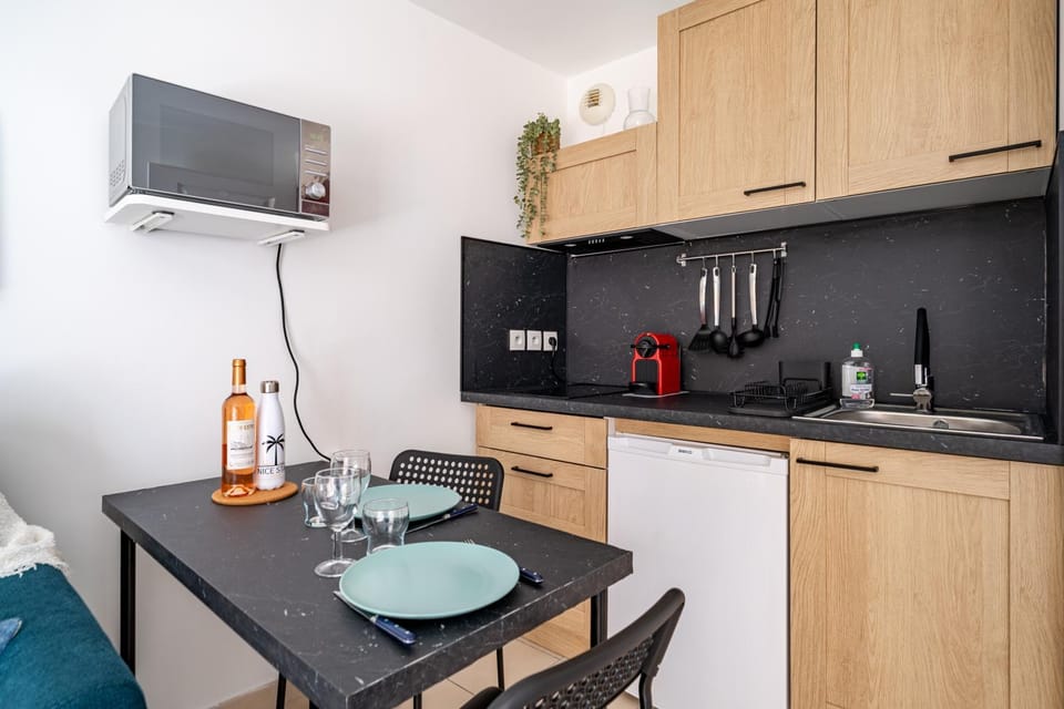 TV and multimedia, Coffee/tea facilities, Kitchen or kitchenette, Dining area, Drinks, oven, stove
