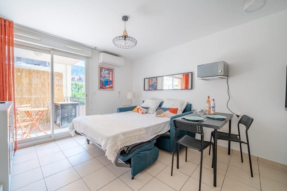 Bed, Living room, Photo of the whole room, Seating area, Bedroom, air conditioner