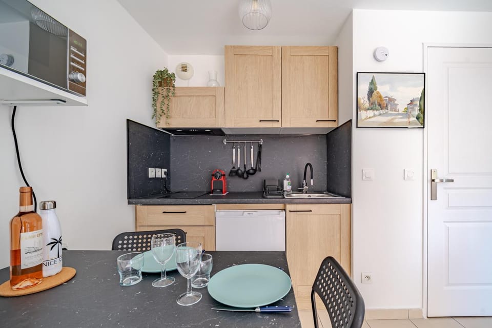 TV and multimedia, Kitchen or kitchenette, Dining area, Drinks, stove