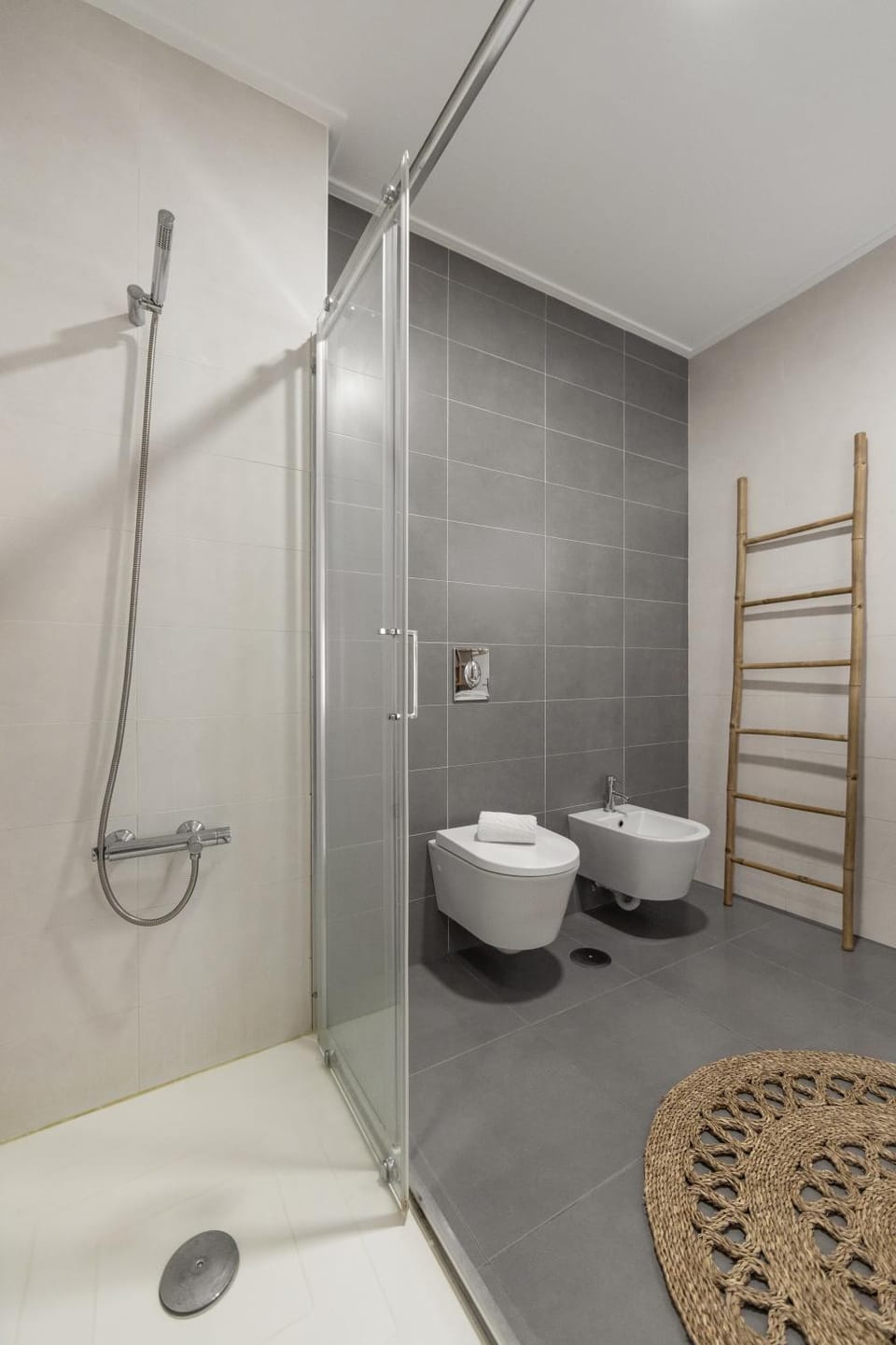Shower, Toilet, Bathroom, bidet, towels