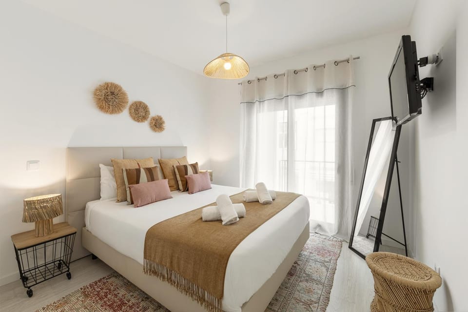 Bed, TV and multimedia, Bedroom, towels