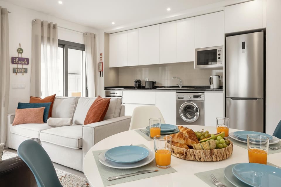 Kitchen or kitchenette, Living room, Seating area, Dining area