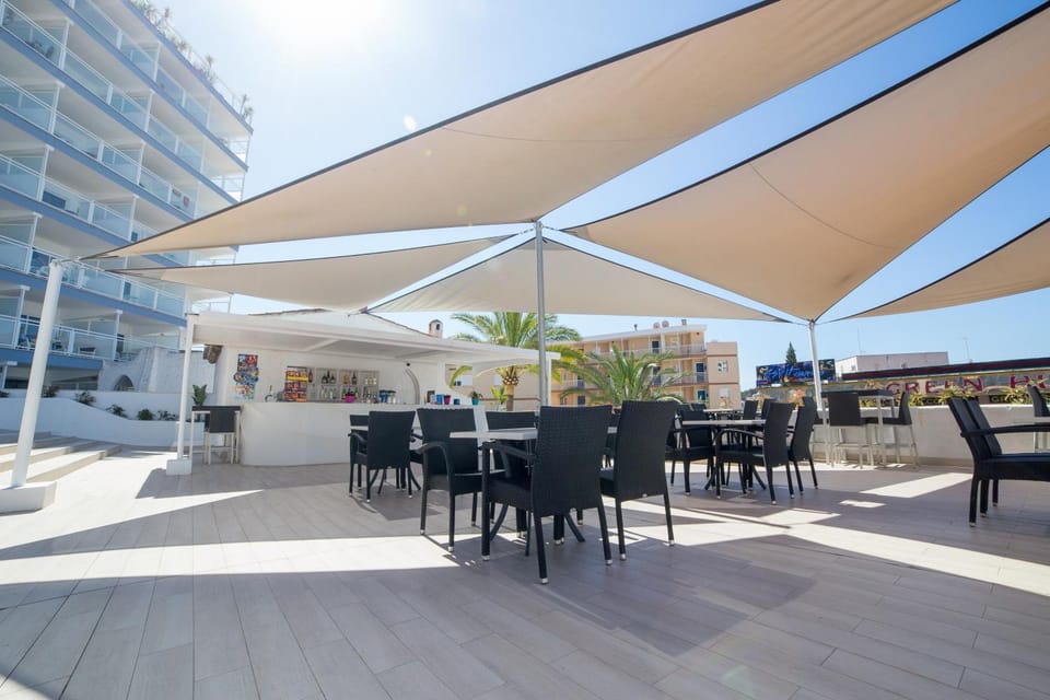 Restaurant/places to eat, Lounge or bar