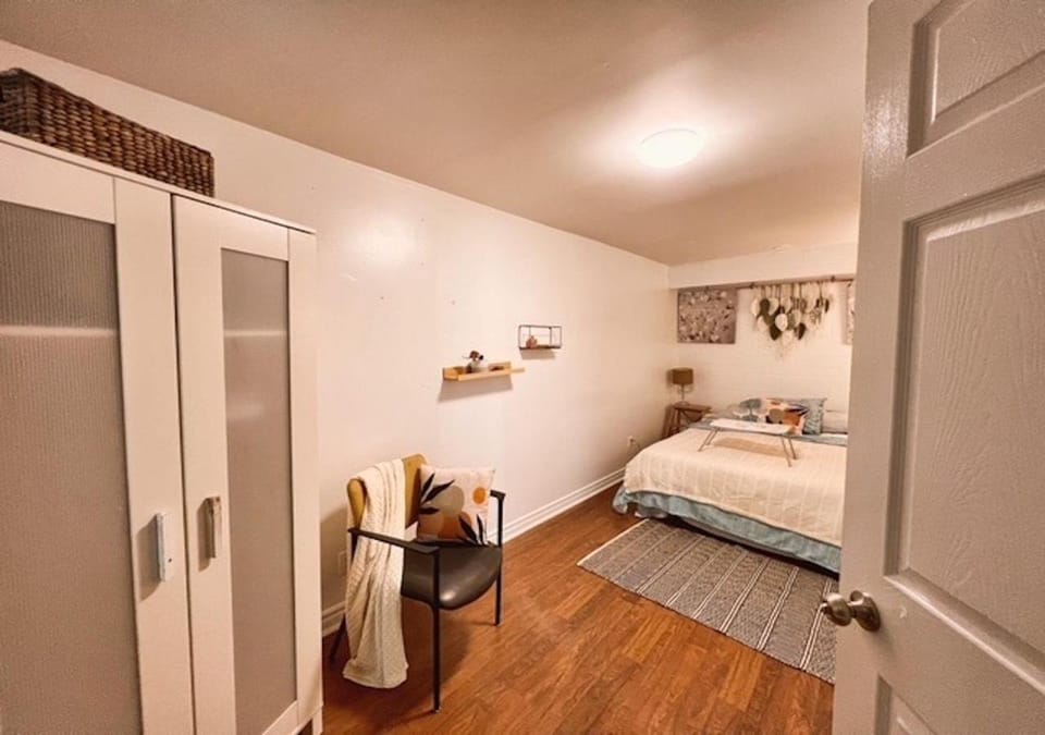 House 5 bedrooms - close to metro Apartment in Montreal