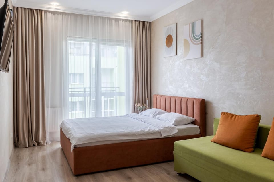 Bed, Photo of the whole room, Seating area, Bedroom