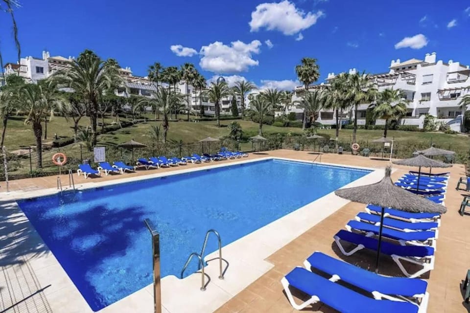2BR apartment with pool and sea view Apartment in Costa del Sol