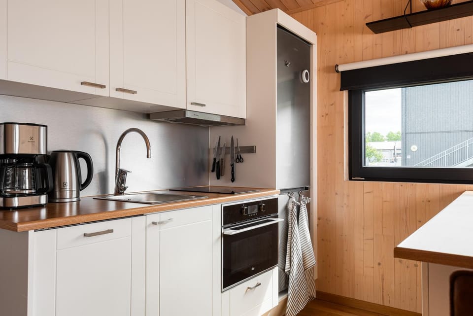 Coffee/tea facilities, Kitchen or kitchenette, dishwasher, oven, stove, toaster