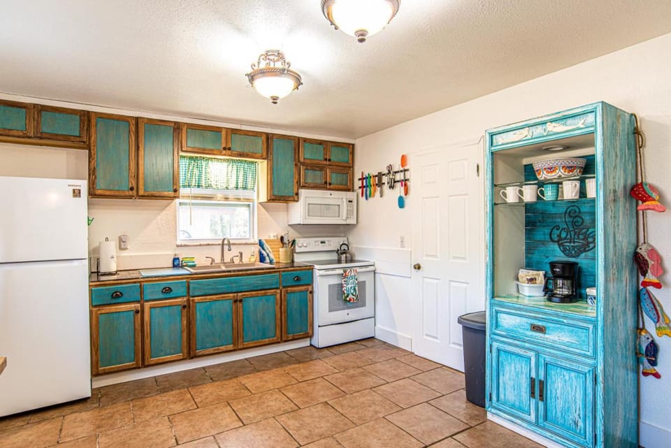 Kitchen or kitchenette, oven, pet friendly, stove
