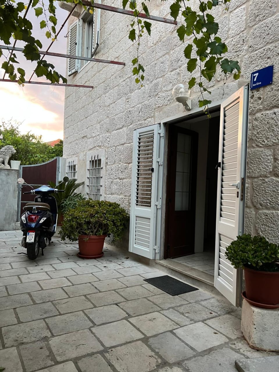 Facade/entrance