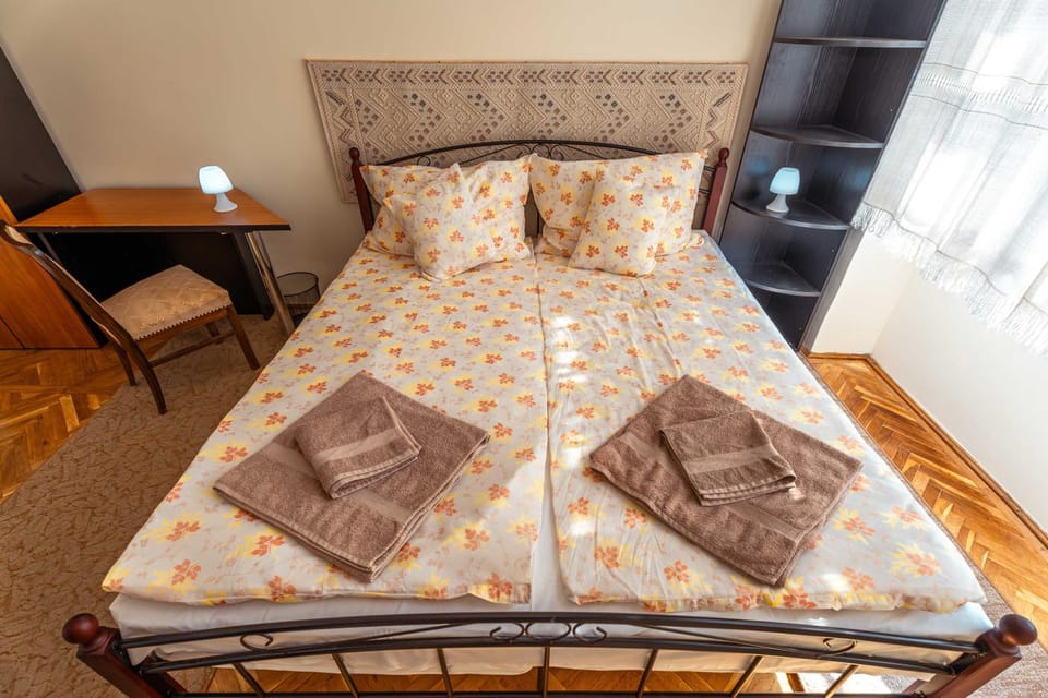 Bed, Photo of the whole room, Bedroom, towels