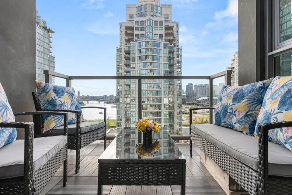 Large 1br Sub-Penthouse Near Science World Apartment in Vancouver