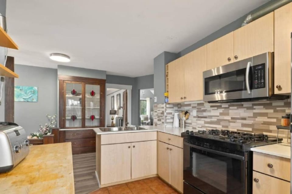 Charming 2 bedroom Duplex steps from Jericho Beach House in Vancouver