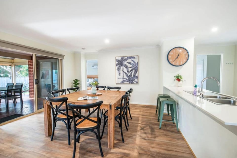 Kitchen or kitchenette, Seating area, Dining area