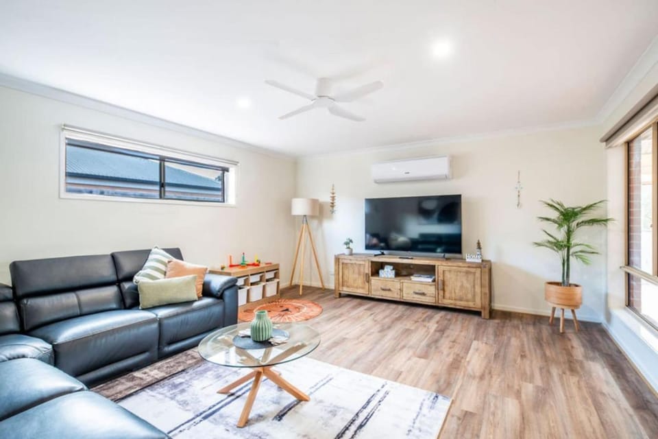 TV and multimedia, Living room, Seating area, Evening entertainment, air conditioner