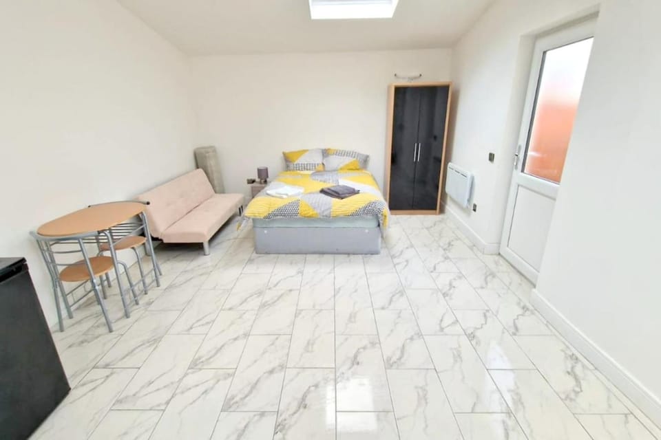 Huge 7-bedroom House in Croydon House in Croydon