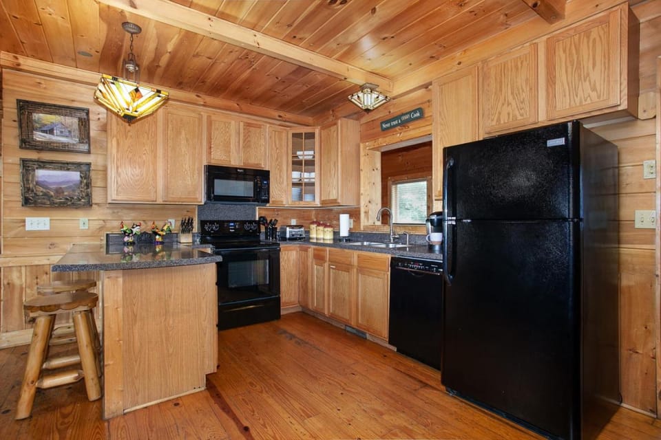 Enchanted Mountain Escape: Hot tub, Grill, Games! House in Pigeon Forge
