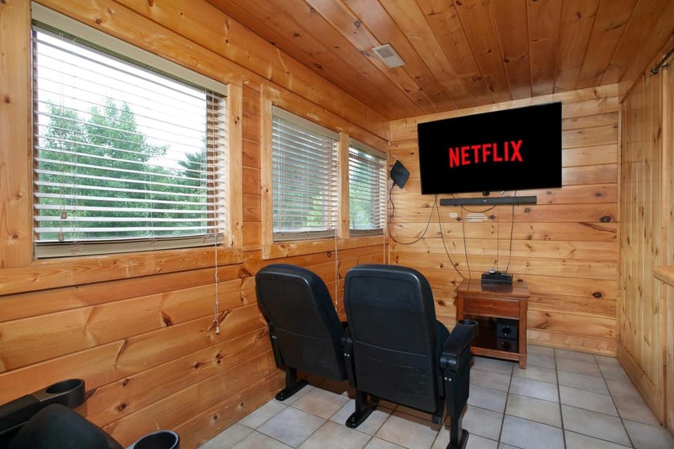 Enchanted Mountain Escape: Hot tub, Grill, Games! House in Pigeon Forge
