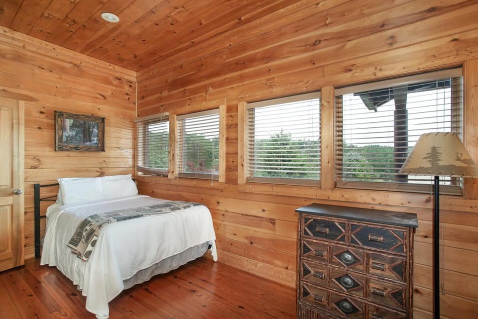 Enchanted Mountain Escape: Hot tub, Grill, Games! House in Pigeon Forge