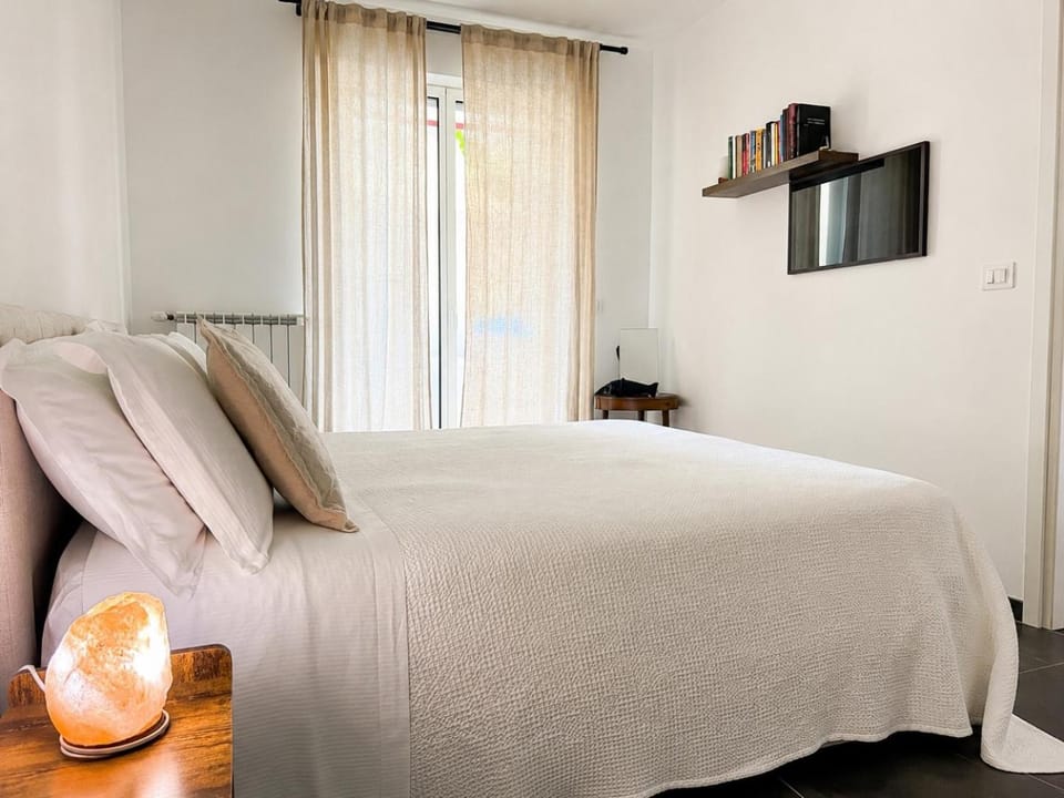 TV and multimedia, Photo of the whole room, Bedroom