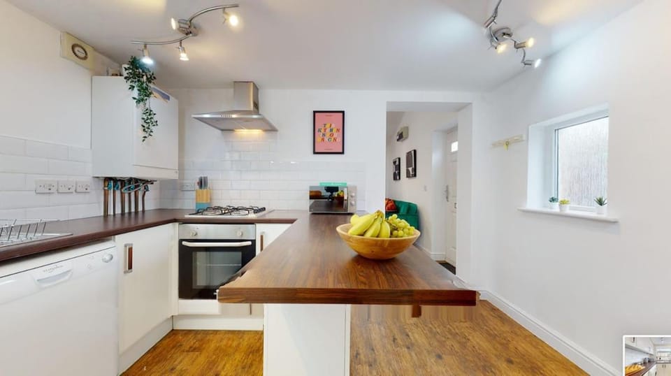 Kitchen or kitchenette, oven, stove