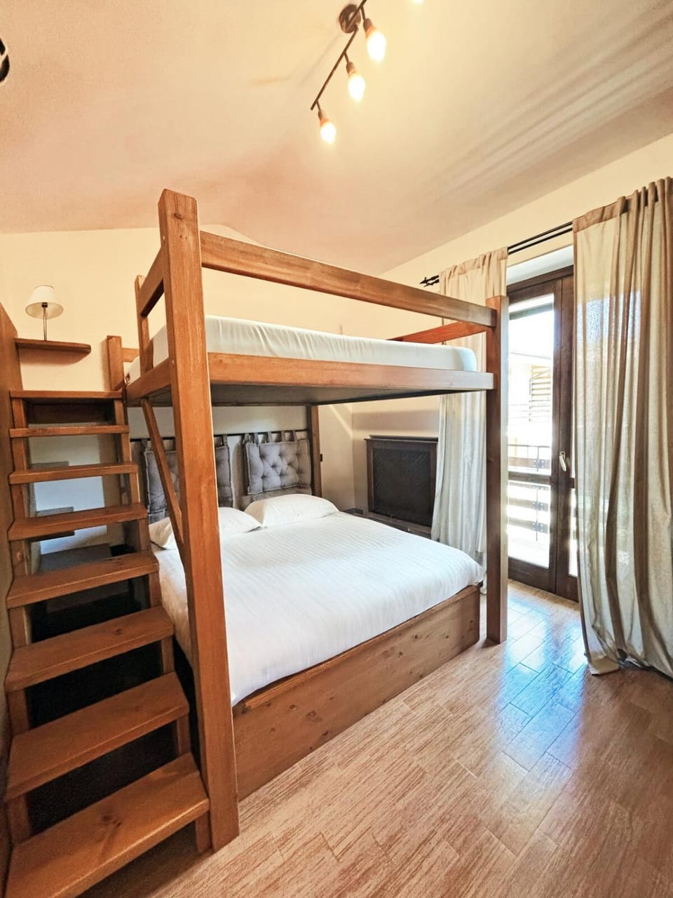 Bedroom, bunk bed