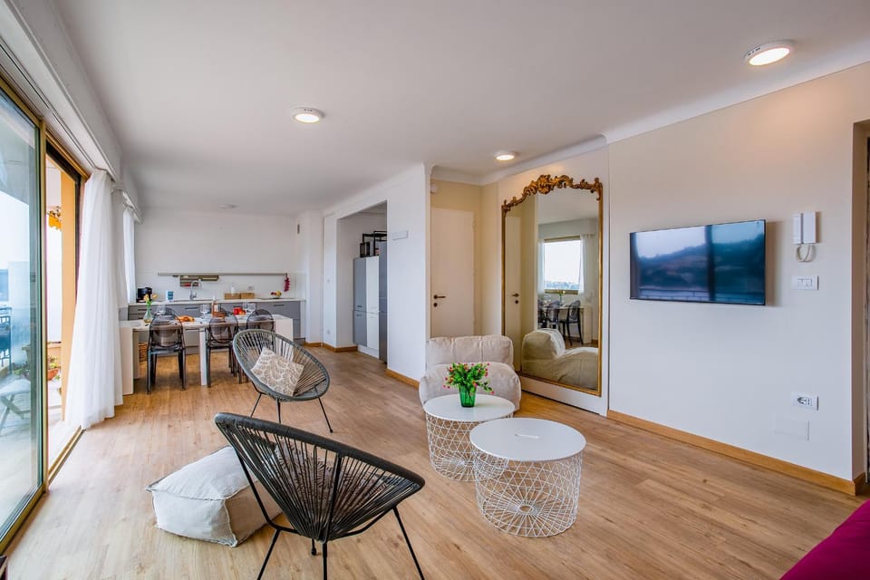 Kitchen or kitchenette, Living room, Seating area, Dining area