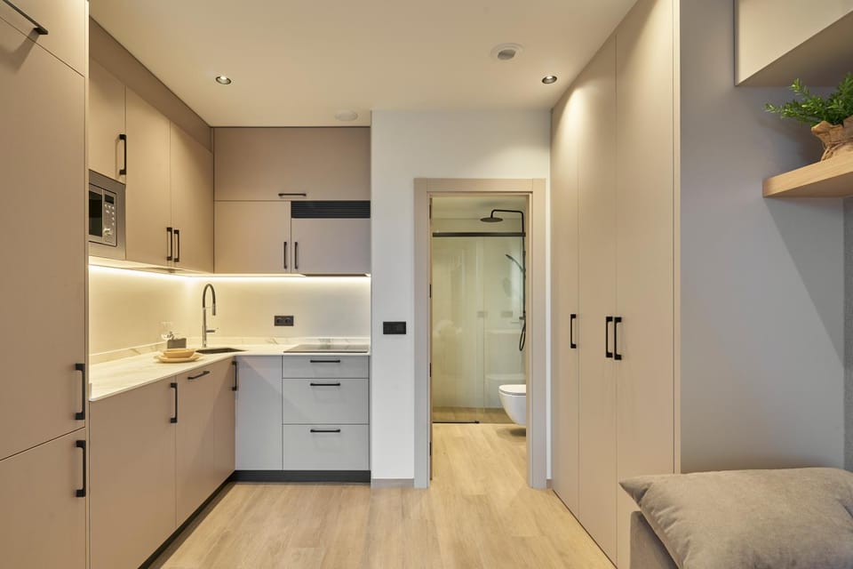 Kitchen or kitchenette, Swimming pool, stove