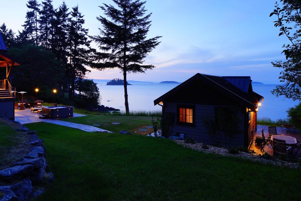 Beach Kayaks Hot Tub Private Cottage Bed and Breakfast in San Juan Island