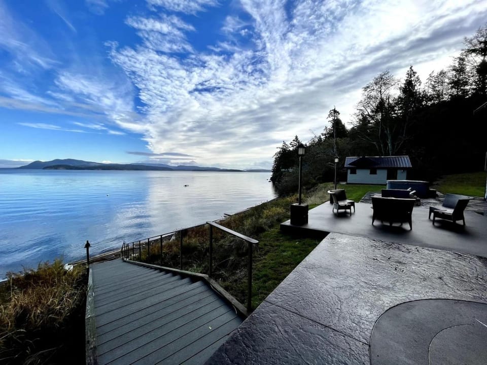 Beach Kayaks Hot Tub Private Cottage Bed and Breakfast in San Juan Island