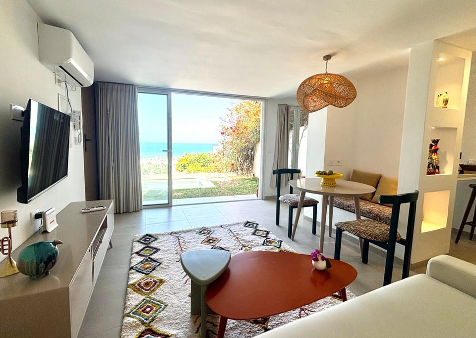 Communal lounge/ TV room, Natural landscape, TV and multimedia, Living room, Dining area, Sea view