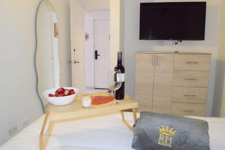 TV and multimedia, Food and drinks, Photo of the whole room, Bedroom