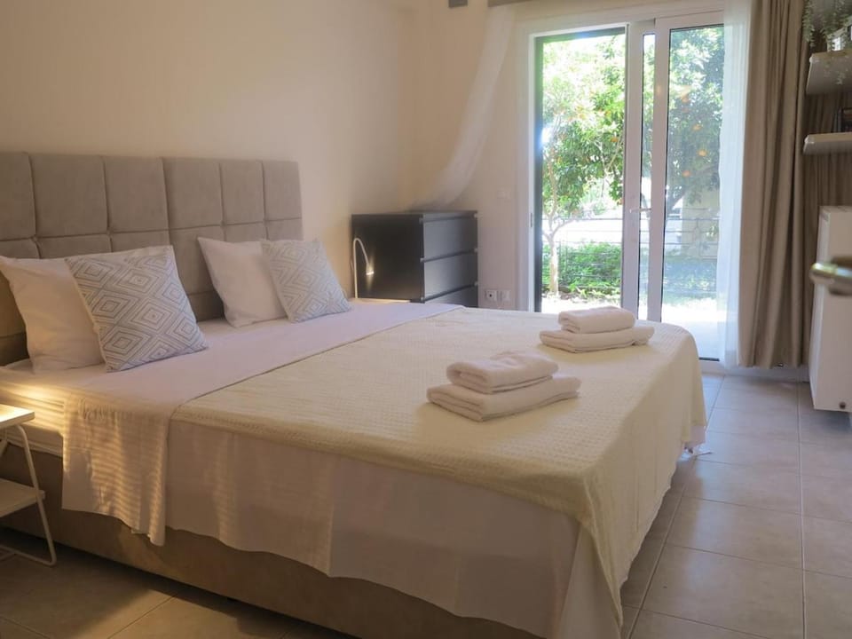 Bed, Bedroom, towels