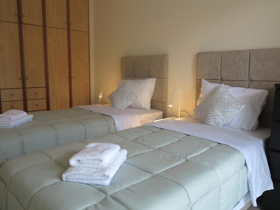 Bed, Bedroom, towels