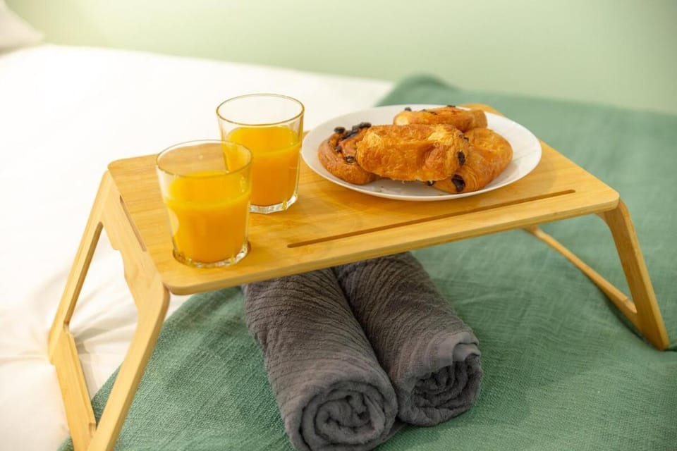 Bed, Food and drinks, Food, Breakfast, towels