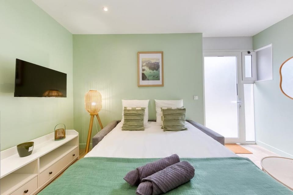 Bed, TV and multimedia, Living room, Seating area, internet, towels