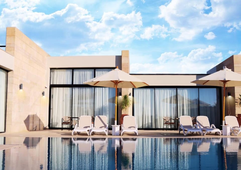 Day, Swimming pool