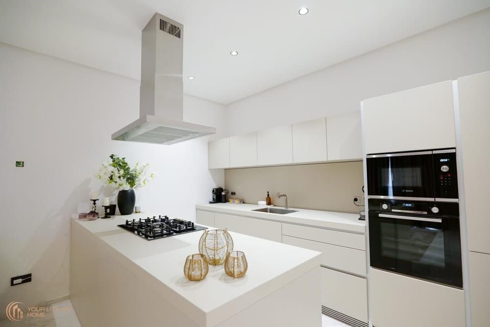 Kitchen or kitchenette, minibar, oven, stove
