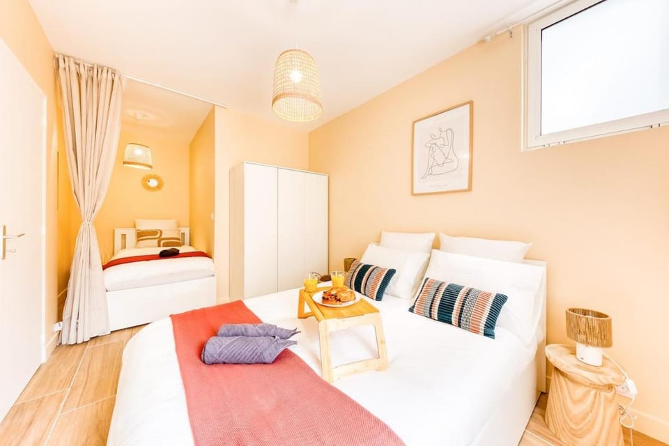 Bed, Living room, Photo of the whole room, Bedroom, flat iron, internet, towels