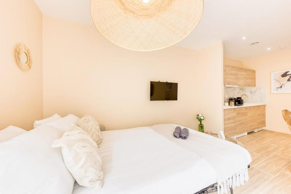 Bed, TV and multimedia, Living room