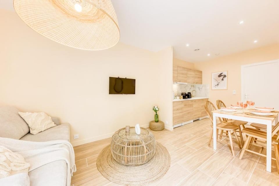 TV and multimedia, Kitchen or kitchenette, Living room, Seating area, Dining area, internet