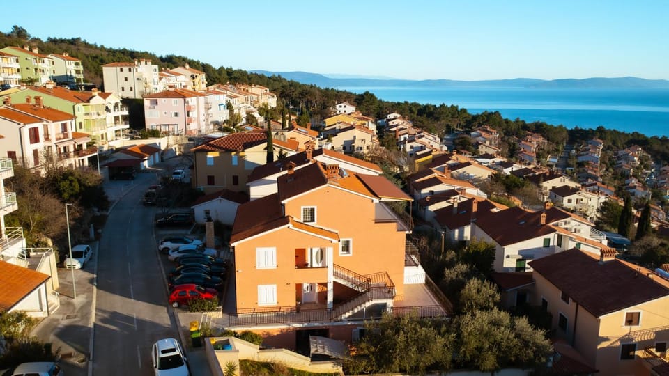 Property building, Off site, Neighbourhood, Natural landscape, Sea view, Street view
